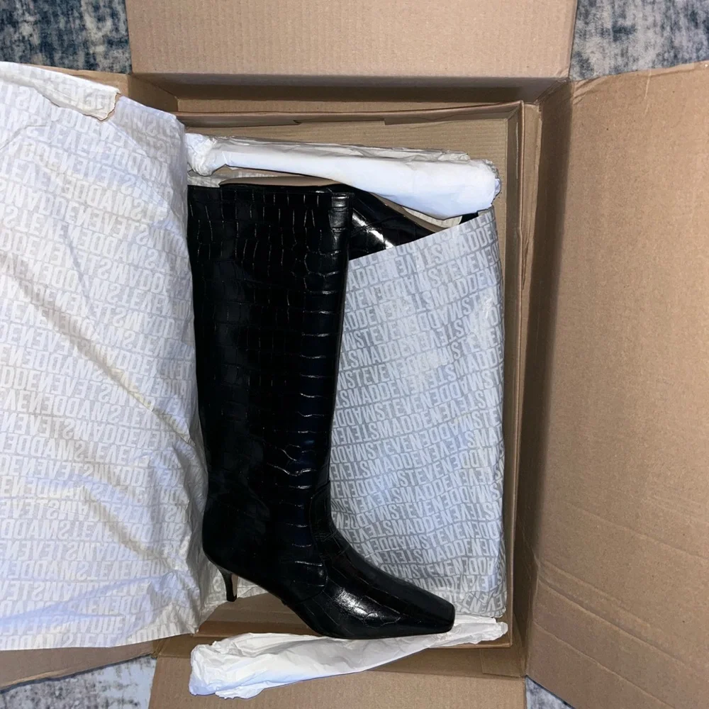 Steve Madden Black Croc-Pattern Heeled Boots size 10 - Picture 3 of 7